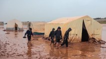 سيول الأمطار تجرف مخيمات النازحين في شمال سوريا