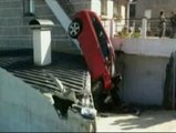 Un joven sale ileso tras empotrar su coche en una casa en Vilaboa, Pontevedra