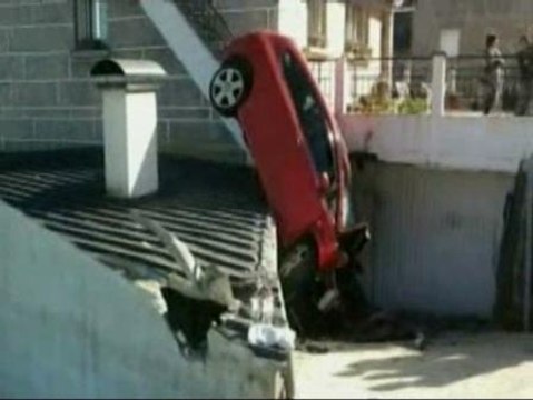 Un joven sale ileso tras empotrar su coche en una casa en Vilaboa, Pontevedra