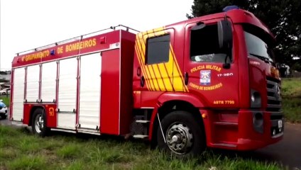 Bombeiros combatem incêndio ambiental