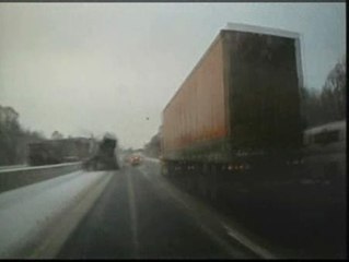 Espeluznante accidente de un camión en Canadá