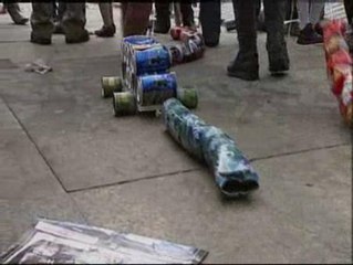 Ristras de latas para llamar la atención de los Reyes