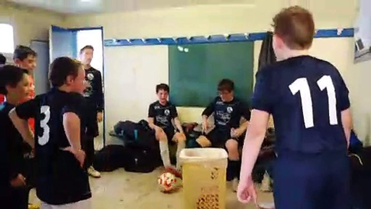Ambiance des vestiaires U12-13 après leur victoire contre Tréboul.