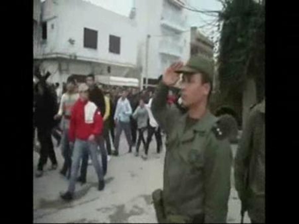 Ben Ali abandona Túnez