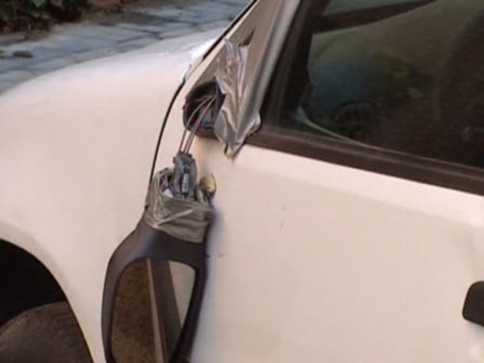 Destrozan 125 coches con adoquines y piedras