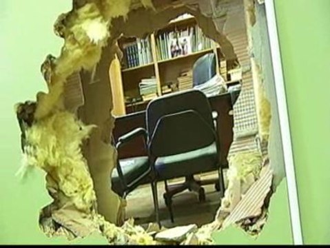 Una banda de butroneros entra en dos empresas de Cartagena, y de una se lleva 9.000 euros