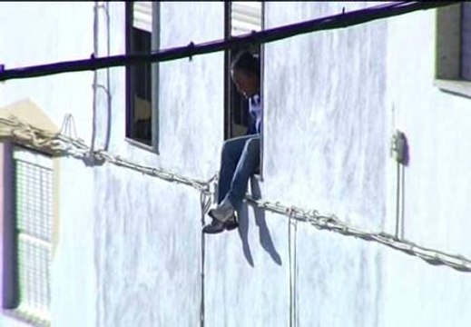 Máxima tensión en el desahucio de una familia en Padul (Granada)