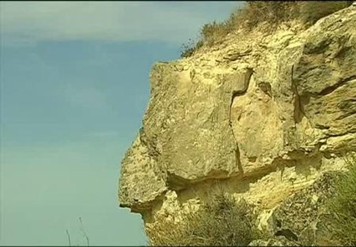 Una roca de 15 toneladas amenaza con desprenderse sobre tres casas de un pueblo de Lleida
