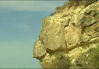 Una roca de 15 toneladas amenaza con desprenderse sobre tres casas de un pueblo de Lleida