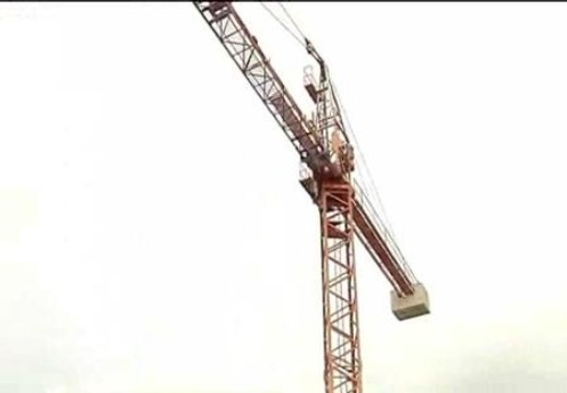 El estallido de la burbuja inmobiliario ha dejado muchas obras abandonadas y con ellas gruas que amenazan la seguridad de los vecinos