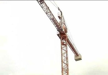 El estallido de la burbuja inmobiliario ha dejado muchas obras abandonadas y con ellas gruas que amenazan la seguridad de los vecinos