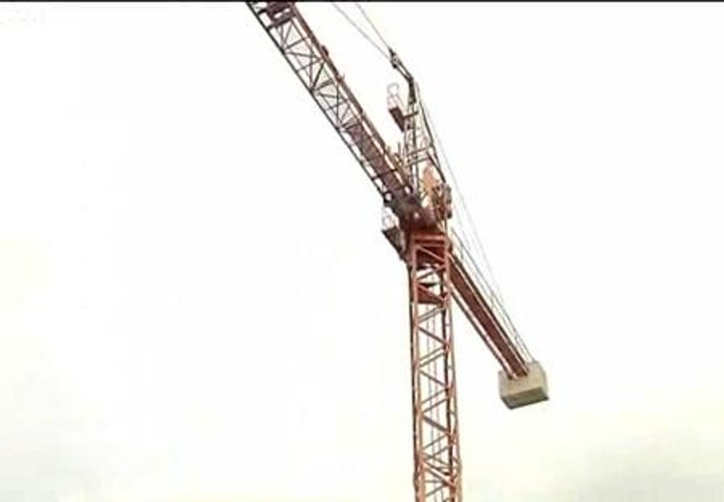 El estallido de la burbuja inmobiliario ha dejado muchas obras abandonadas y con ellas gruas que amenazan la seguridad de los vecinos