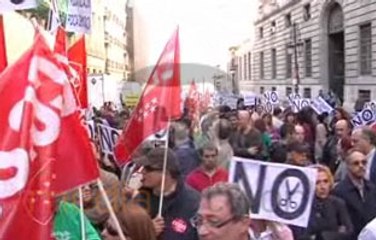 Tải video: Alumnos y profesores universitarios protestan en Madrid