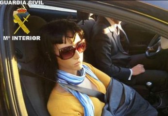 Pillado con un maniquí como copiloto para circular por una vía rápida