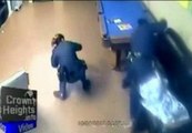 Un hombre recibe una paliza cuando iba a ser arrestado