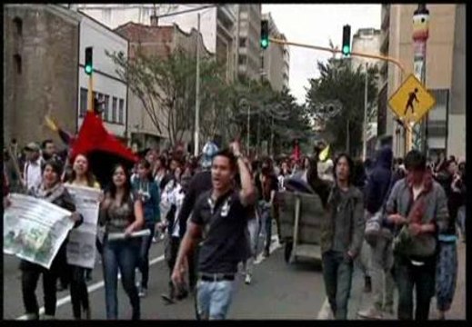 Duros enfrentamientos entre indignados y policía en Colombia