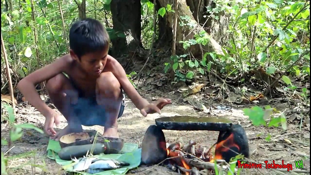 La Technologie Primitive - Manger de délicieux la Cuisson d'un poisson sur un rocher pour le dîner
