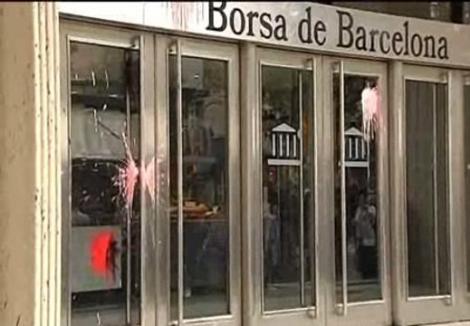 Encapuchados atacan con pintura la Bolsa de Barcelona