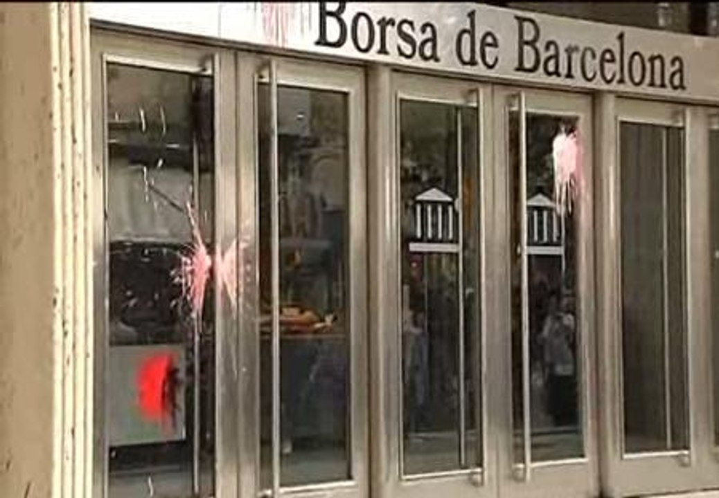 Encapuchados atacan con pintura la Bolsa de Barcelona