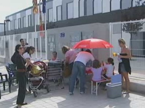 Un picnic a la puerta del cole ante los recortes