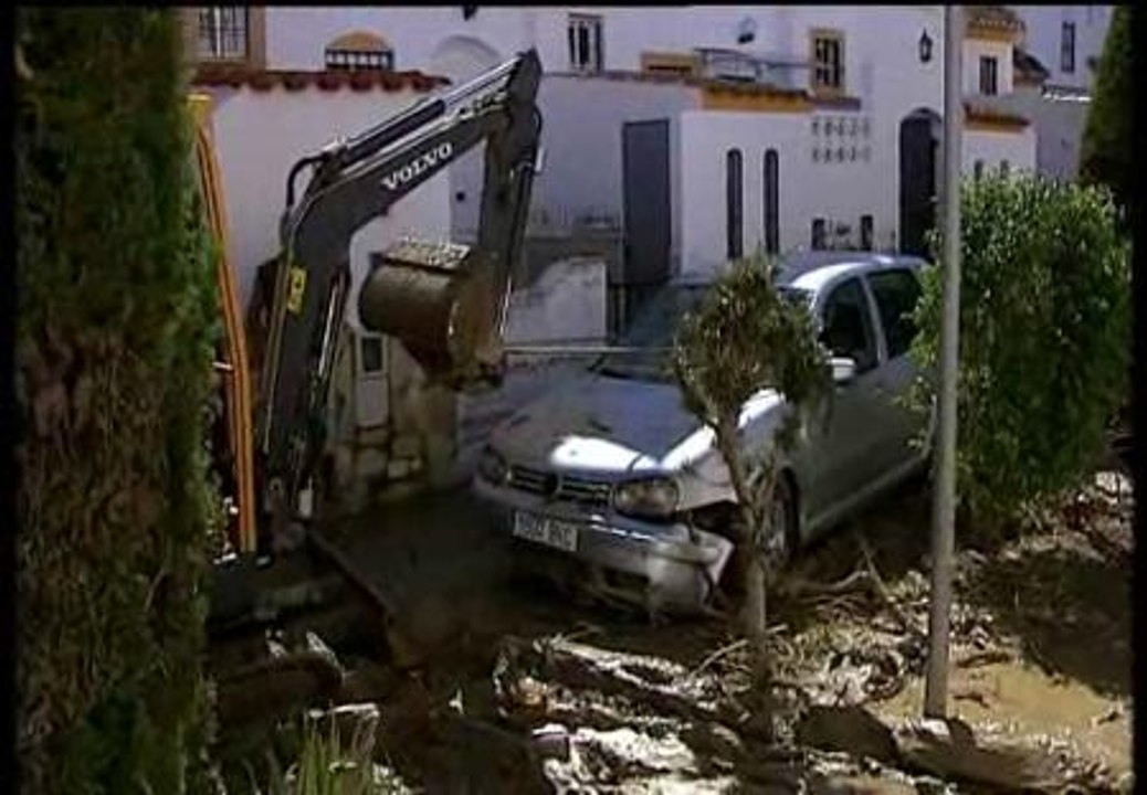 La Reina visita las zonas afectadas por las riadas