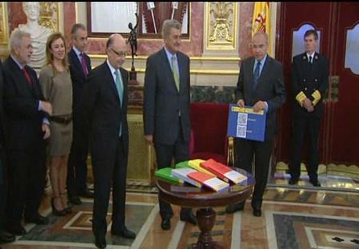 Montoro entrega a Posada las cuentas del Estado