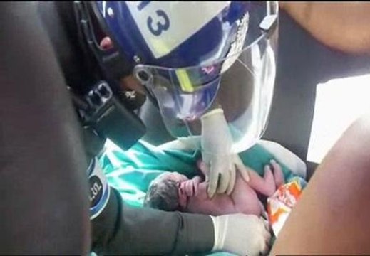 Una mujer da a luz en su coche en medio de un atasco en Bangkok