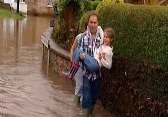 La lluvias provocan una muerte en el Reino Unido