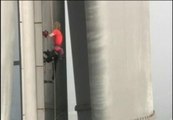 El Spiderman francés escala un edificio de 388 metros de altura en China