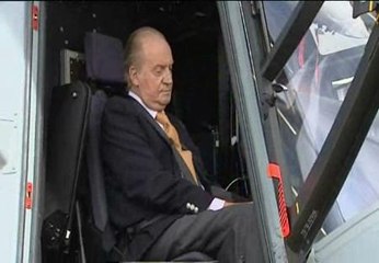 Don Juan Carlos pilota un nuevo helicóptero militar