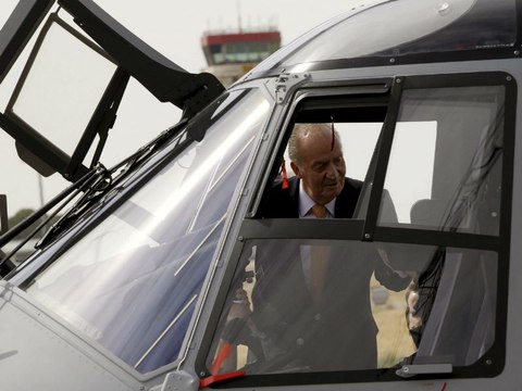 El Rey prueba el nuevo helicóptero militar NH90