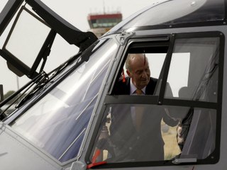 El Rey prueba el nuevo helicóptero militar NH90