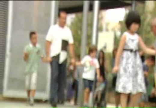 Un profesor pone a un alumno de cara a la pared y no deja que sus compañeros le hablen