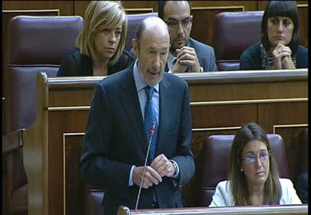 Rubalcaba solicita a Rajoy que se debatan en el Congreso las condiciones del rescate