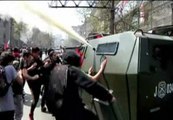 Duros enfrentamientos entre los estudiantes chilenos y la policía