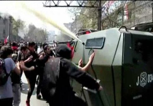 Duros enfrentamientos entre los estudiantes chilenos y la policía