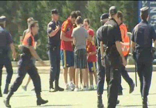 Aficionados de La Roja se saltan el cordón policial para poder saludar a sus ídolos