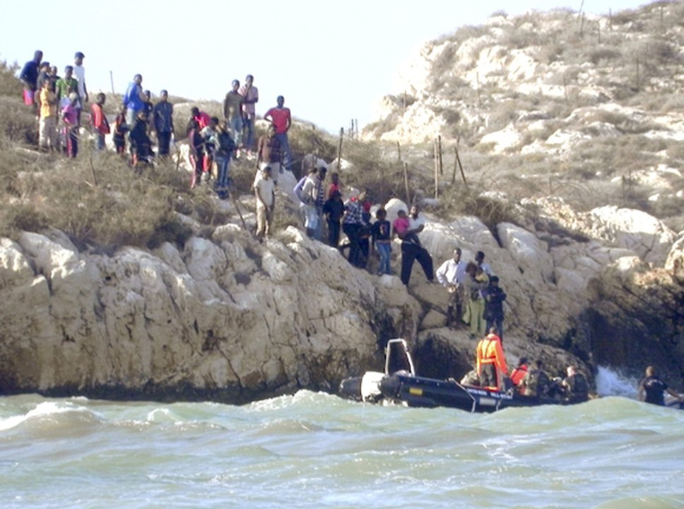 España y Marruecos desalojan a los inmigrantes en la Isla de Tierra