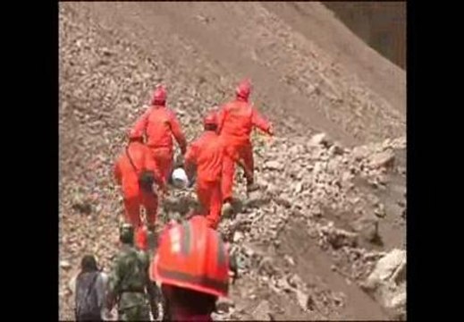 Graban impresionantes imágenes de un convoy de evacuación en China