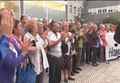 Aplausos y euforia en las puertas del hospital de Donostia