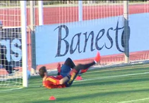 Aficionados del Madrid y del Barça, felices por el Principe de Asturias a Xavi y Casillas