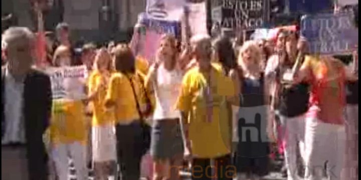 Protesta de funcionarios en frente de la sede del PP