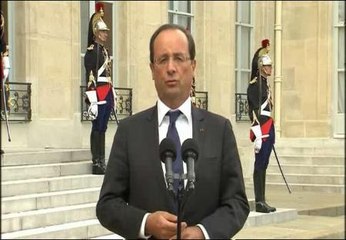 Hollande: "Debe dejar de cuestionarse la permanencia del Grecia en el euro"