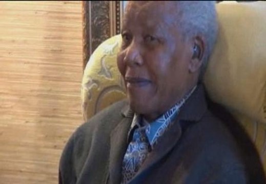 Nelson Mandela apoya la reconstrucción de la escuela en la que pasó su infancia
