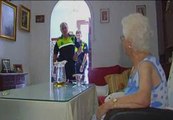 Agentes de Tomares ayudan a los vecinos mayores a combatir el calor