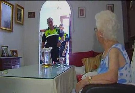Agentes de Tomares ayudan a los vecinos mayores a combatir el calor