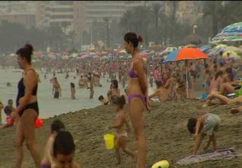 Los españoles se refugian del calor en la playa