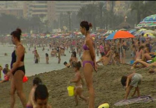Los españoles se refugian del calor en la playa