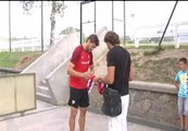 Llorente firma una camiseta a Patxi Salinas