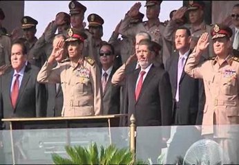 Morsi jubila al ministro de Defensa